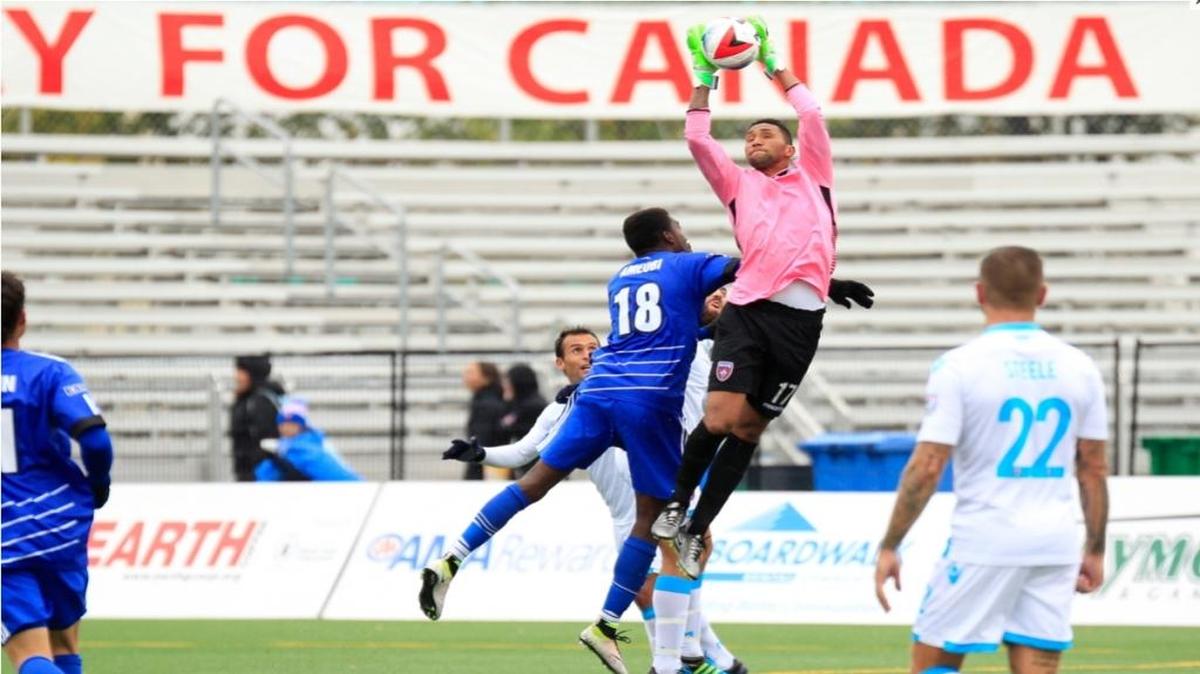 Mario Vega y Jonny Steele (22), del Miami FC, en acción ante la carga de Tomi Ameobi, del FC Edmonton, el domingo 11 de septiembre.