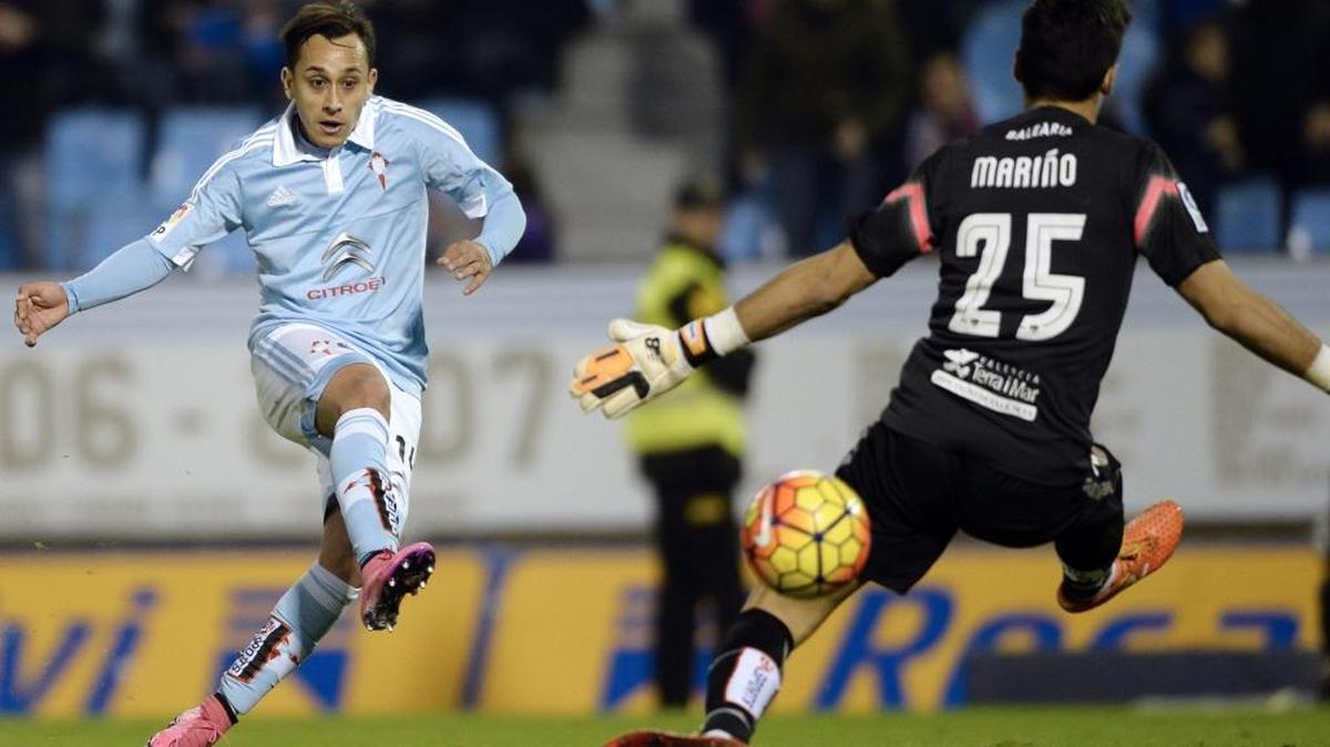 El chileno Fabian Orellana (izq.), autor del cuarto gol del Celta, dispara a puerta ante el portero colombiano del Levante Diego Marino.
