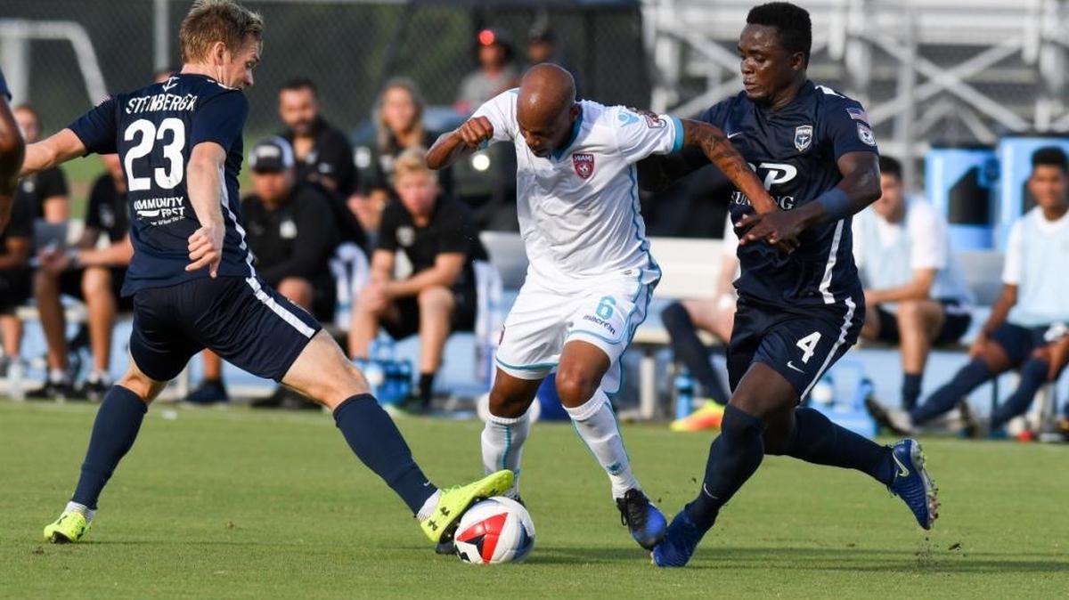 El cubano Ariel Martínez, del Miami FC, se filtra entre Zach Steinberger (23) y Mechack Jerome (4), del Armada FC, el domingo 20 de agosto del 2017 en el Hodges Stadium en Jacksonville.