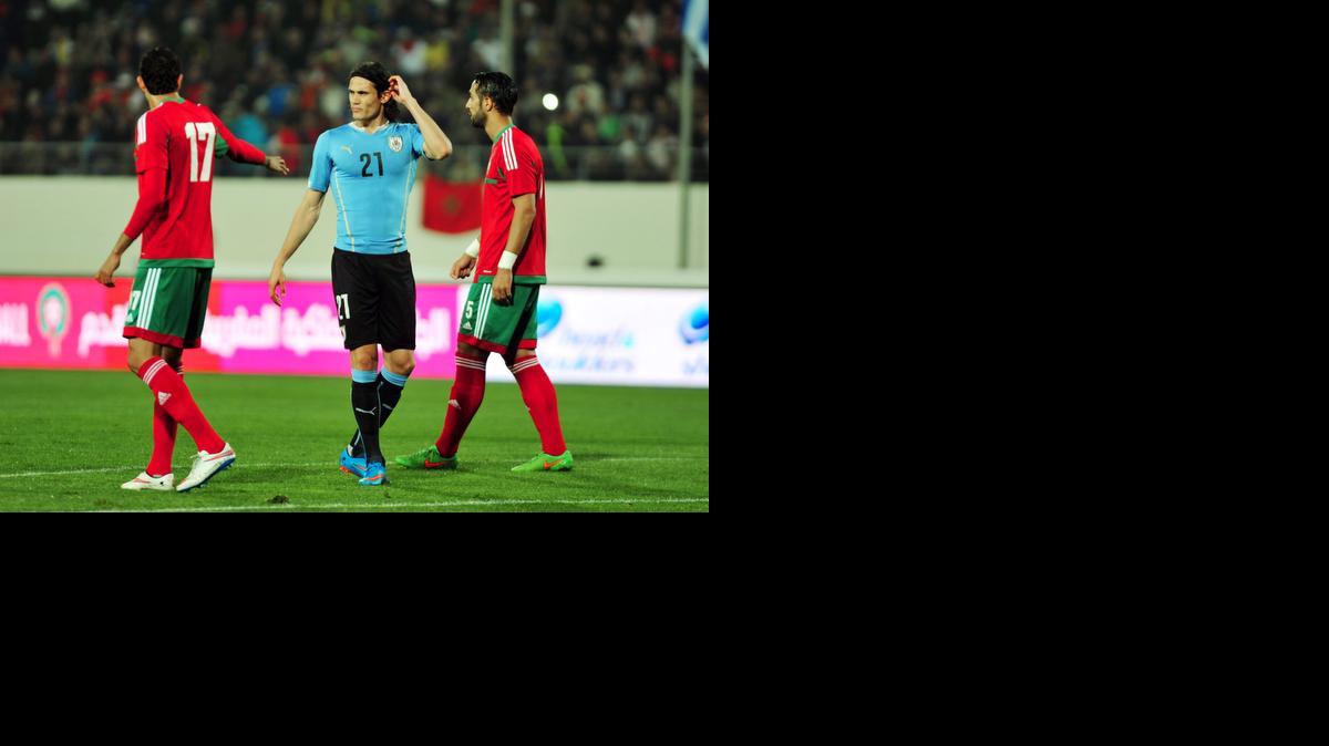 
El delantero Edinson Cavani (centro) anotó de penal el gol del triunfo 1-0 de Uruguay ante Marruecos.
