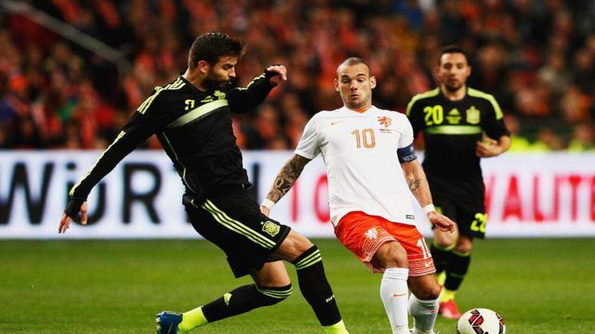 
El jugador de Holanda Wesley Sneijder (der.) trata de superar la marca del español Gerard Piqué, en el partido amistoso celebrado el martes 31 de marzo del 2015 en Amsterdam.


