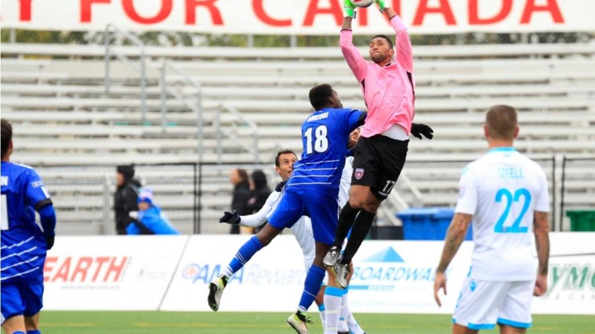 Mario Vega y Jonny Steele (22), del Miami FC, en acción ante la carga de Tomi Ameobi, del FC Edmonton, el domingo 11 de septiembre.