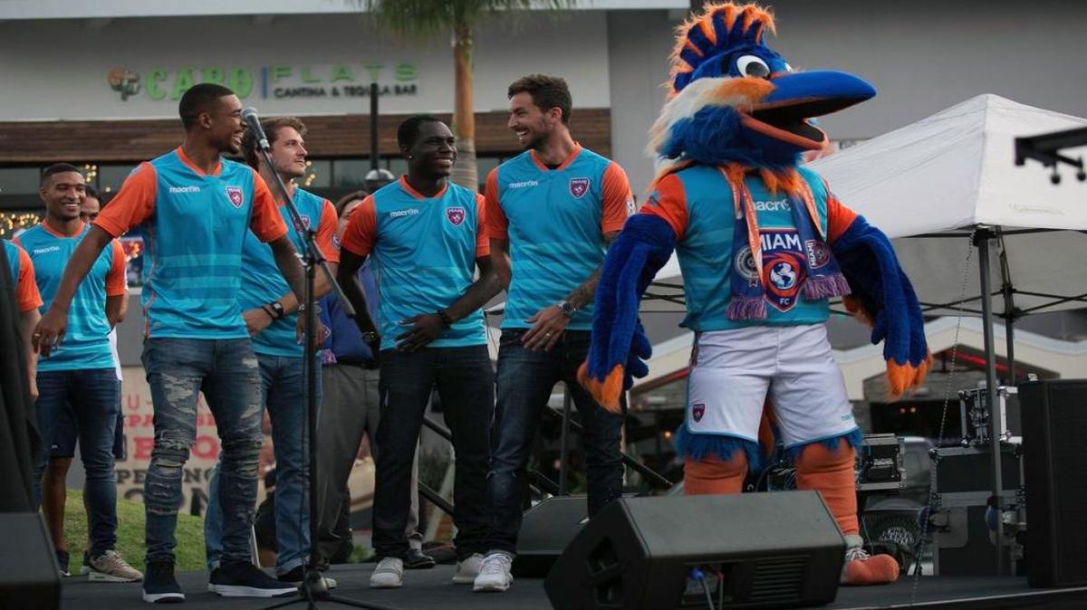 Stefano Pinho, Poku y Vincenzo Rennella (de izq. a der.) ensayan la danza de la celebración de los goles junto con la mascota, la tarde del viernes 21 de julio del 2017 en CityPlace Doral, en las celebraciones del Miami FC con los aficionados por la conquista del primer título de su historia.