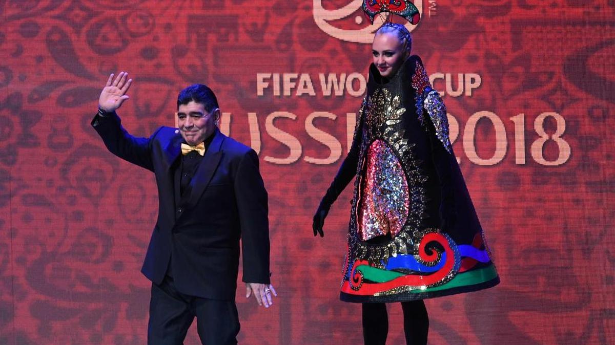 El ex centrocampista argentino Diego Maradona llega al escenario antes del sorteo final del torneo de fútbol de la Copa Mundial FIFA 2018 en el Palacio Estatal del Kremlin en Moscú, el 1ro de diciembre de 2017.