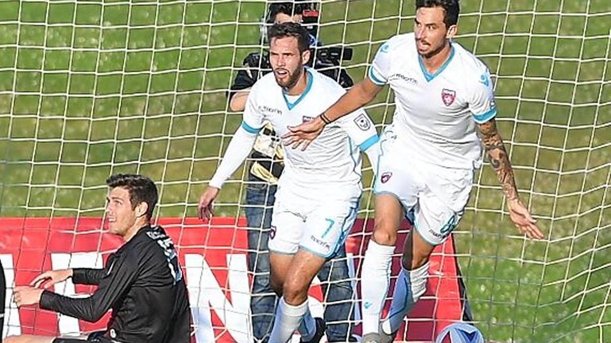 Dylan Mares (7) y Vincenzo Rennella celebran uno de los goles del Miami FC contra los Deltas de San Francisco, el sábado 15 de julio del 2017.
