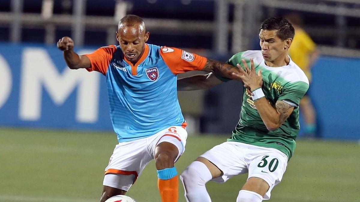 Ariel Martínez #6, del Miami FC, enfrenta a Eric Avila # 30, de los Rowdies de Tampa Bay, la noche del sábado.