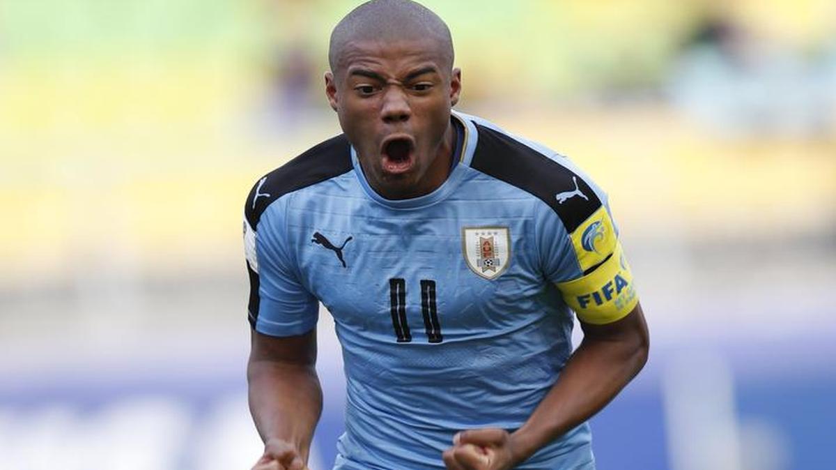 El jugador uruguayo Nicolás De la Cruz celebra el gol de penalti que le dio el triunfo a su equipo ante Arabia Saudita, en partido de octavos de final de la Copa del Mundo de Fútbol Sub20 disputado el 31 de mayo del 2017 en Suwon, Corea del Sur.