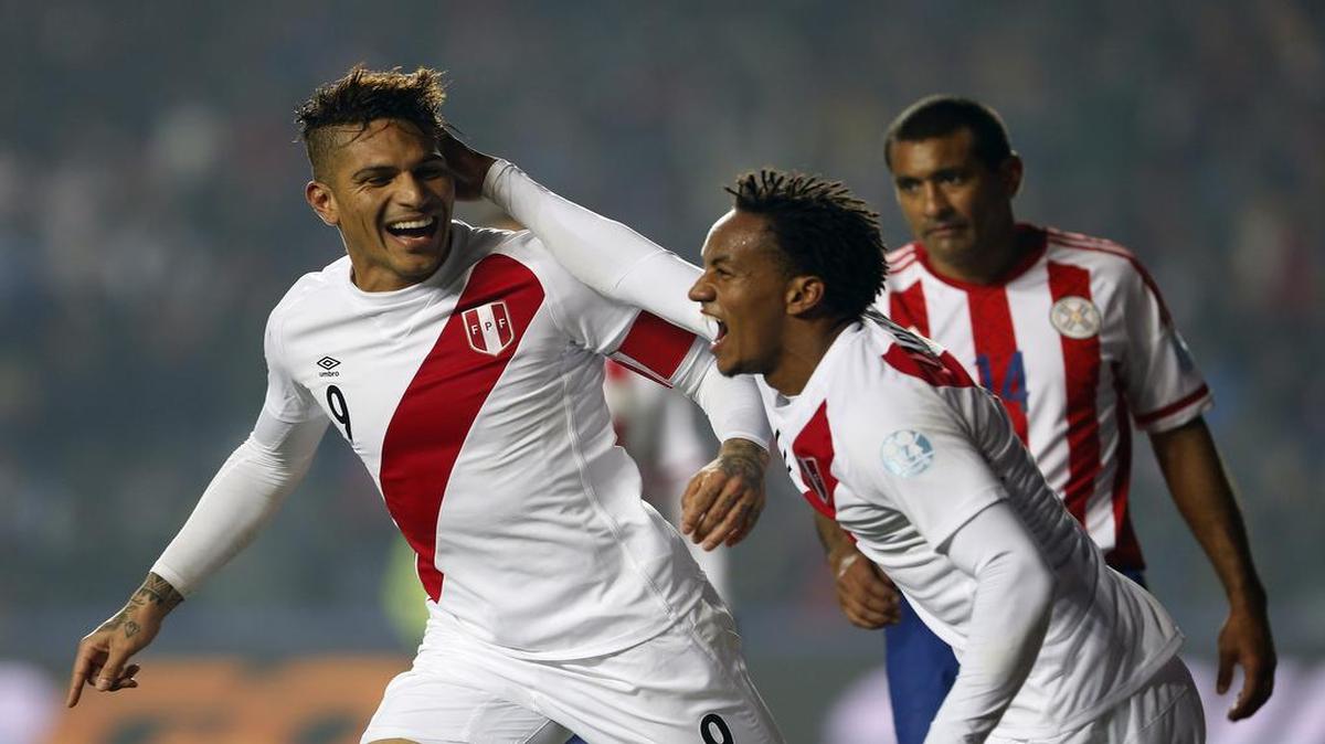 
Paolo Guerrero (izq.) celebra con André Carrillo después de anotar un gol para Perú ante Paraguay, en el partido por el tercer lugar de la Copa América, el 3 de julio del 2015 en el estadio Ester Roa Rebolledo, en Concepcion, Chile.
