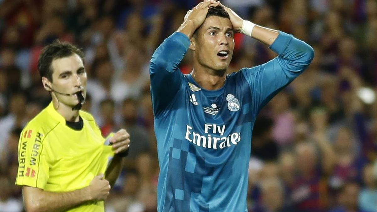 Cristiano Ronaldo, del Real Madrid, se lleva las manos a la cabeza tras ser expulsado en el partido del domingo contra el Barcelona.