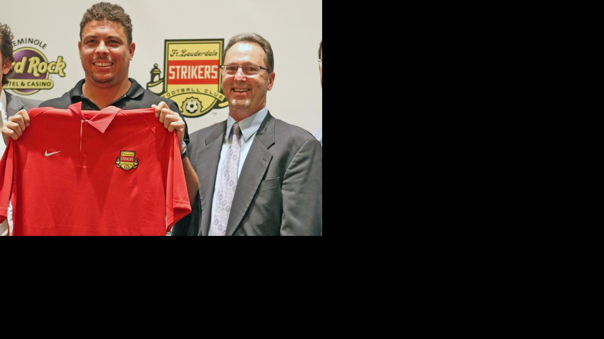 
Ronaldo muestra la camiseta de los Strikers junto al presidente del club Tim Robbie, el miércoles.
