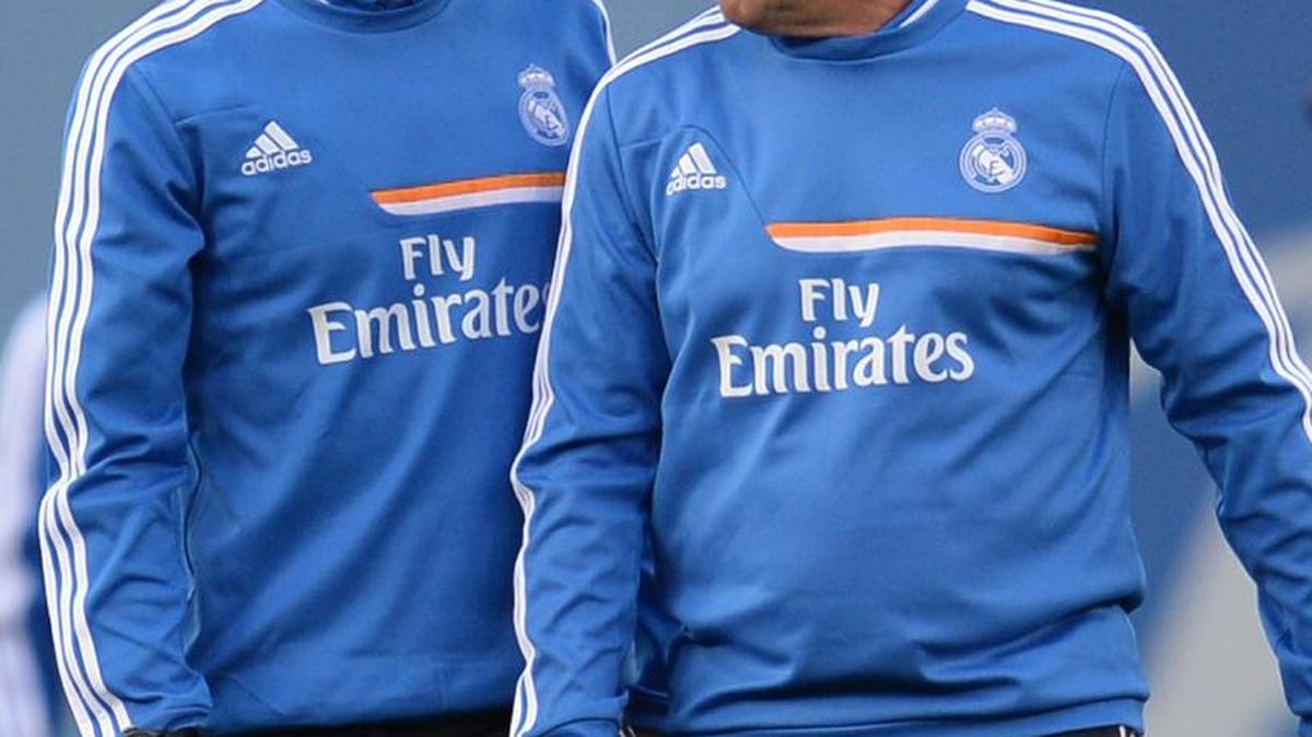 
Zinedine Zidane (izq.) y el extécnico del Real Madrid Carlo Ancelotti durante un partido de pretemporada del equipo merengue el 3 de agosto del 2013.
