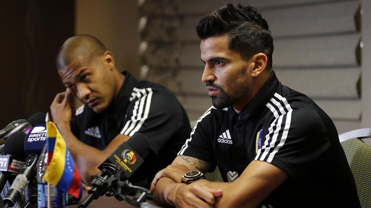 Los jugadores de la selección de Venezuela Tomás Rincón (d) y Salomón Rondón (i) hablan durante una rueda de prensa en Boston (Estados Unidos) hoy, jueves 16 de junio de 2016, previo al juego contra la selección de Argentina en cuartos de final de la Copa América Centenario el próximo sábado.
