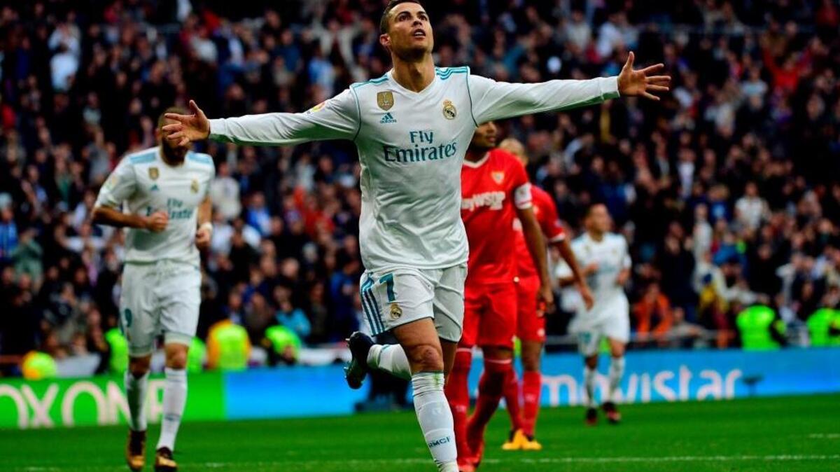 Cristiano Ronaldo, después de mostrar sus cnco Balones de Oro, celebra uno de sus dos goles para el Real Madrid en la victoria 5-0 ante el Sevilla.