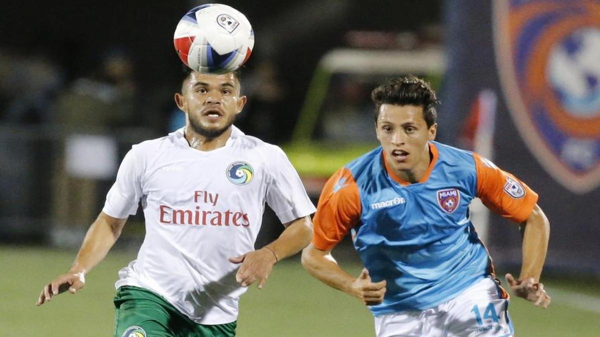 Robert Baggio (der.), del Miami FC, corre por la pelota con André Flores, del Cosmos, en el Riccardo Silva Stadium, la noche del sábado 8 de abril del 2017.