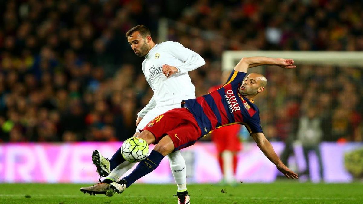 El defensa del Barcelona Javier Mascherano (der.) cae en la disputa del balón con el jugador del Real Madrid Jesé, en el partido celebrado el 2 de abril del 2016 en Barcelona.