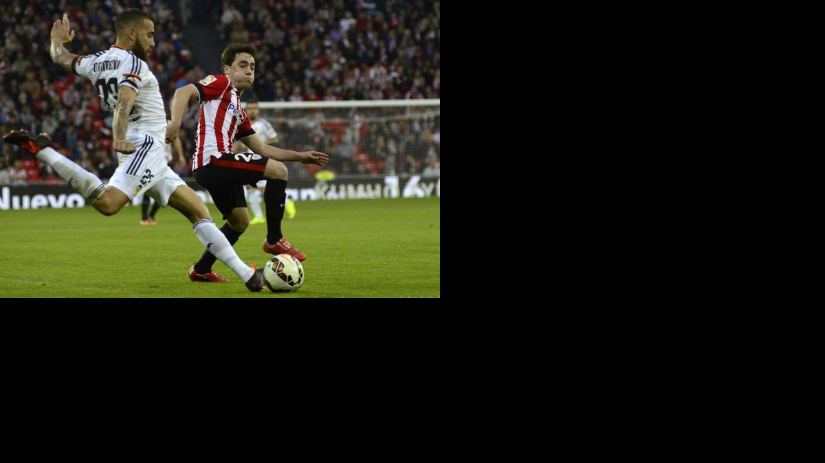 
El centrocampista del Athletic Unai López (d) y el defensa del Valencia Nicolás Otamendi durante el partido correspondiente a la trigésima jornada de Liga que disputan en el estadi San Mamés. 
