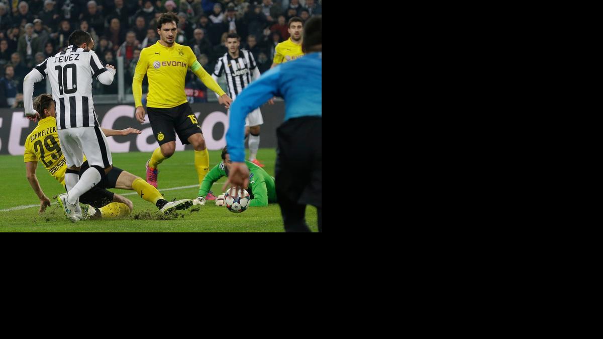 
El argentino de la Juventus Carlos Tevez abre el marcador en el triunfo 2-1 ante el Borussia Dortmund en Turín.



