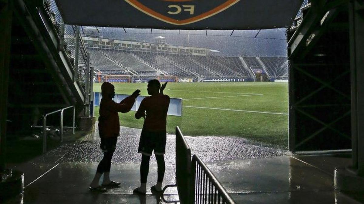 Los jugadores del Miami FC conversan mientras se esperaba que parara la lluvia, el miercoles 12 de julio del 2017 en Miami.