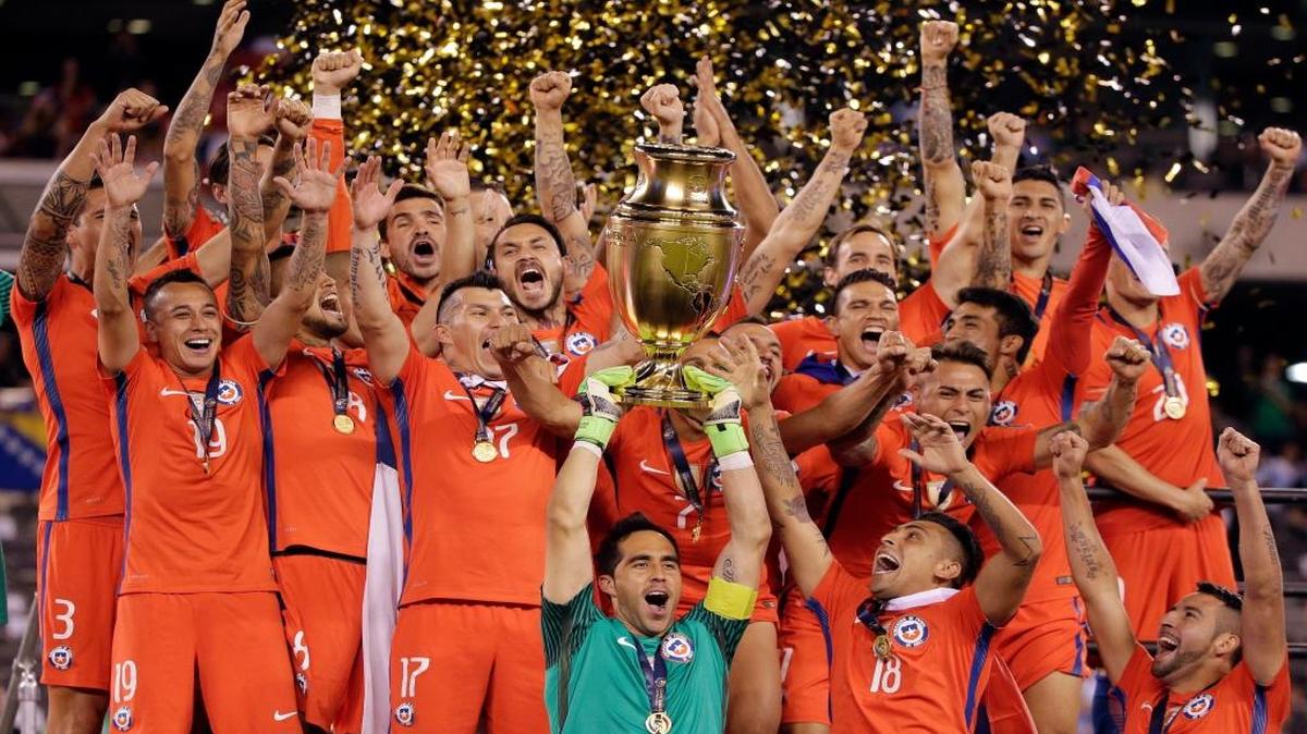 El arquero de Chile Claudio Bravo levanta la Copa América Centenario luego de vencer a Argentina por penales el 27 de junio del 2016.