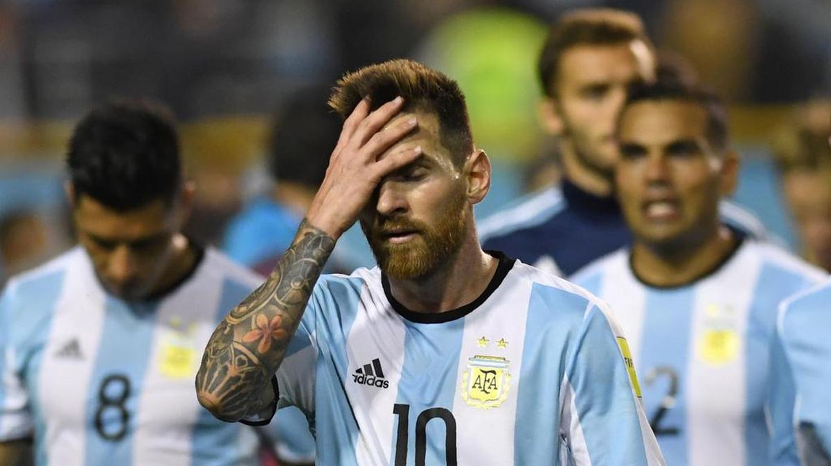 El argentino Lionel Messi gesticula al final de la eliminatoria de la Copa Mundial de 2018 contra Perú en Buenos Aires el 5 de octubre de 2017.