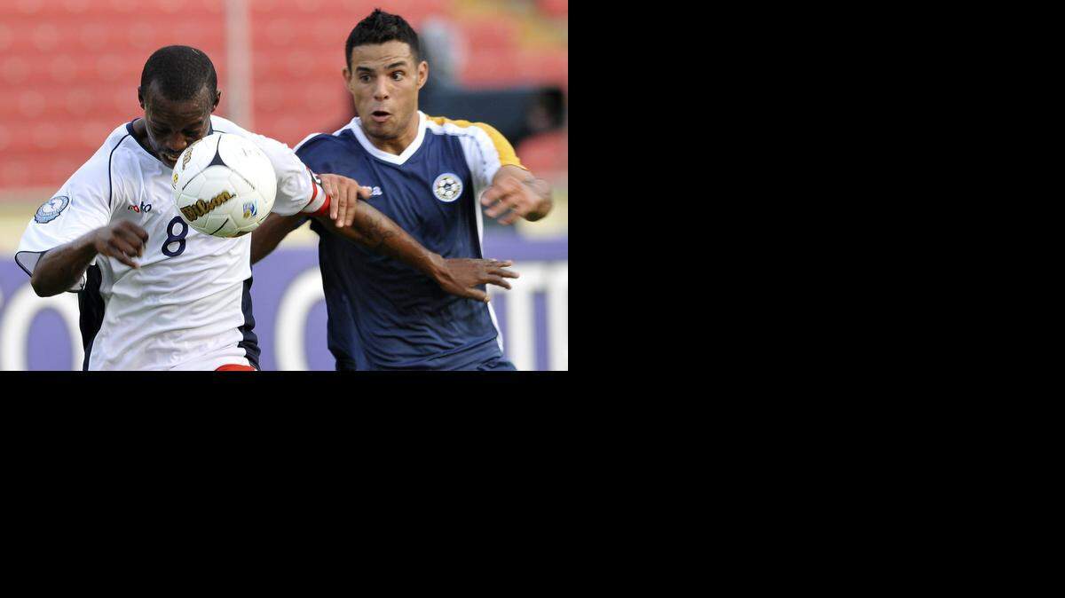 
El jugador de la selección de Nicaragua, Juan Barrera (der.) disputa el balón con Elroy Smith, de Belice, en un partido partido correspondiente a la Copa de la Unión Centroamericana en Ciudad de Panamá, el 18 de enero de 2011.


