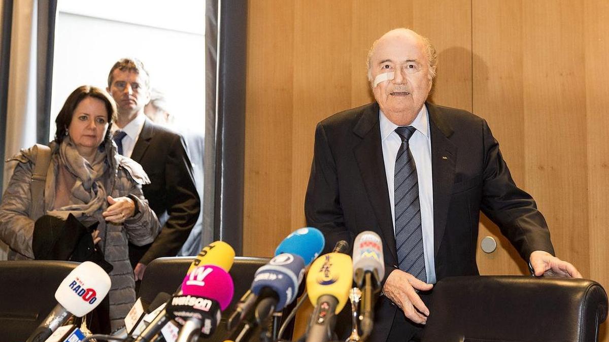 El ex presidente de la FIFA Joseph Blatter (c) llega a una rueda de prensa convocada en respuesta al veredicto del Comité de Ética de la FIFA, en la antigua sede de la FIFA, el Hotel Sonnenberg, en Zúrich (Suiza), hoy, 21 de diciembre de 2015.