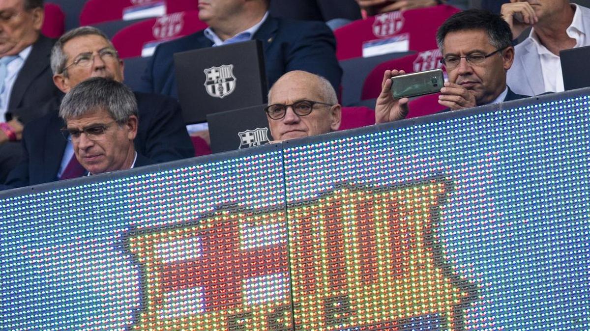 El presidente del FC Barcelona, Josep Maria Bartomeu (der.) realiza una fotografía durante el partido del Trofeo Joan Gamper, el lunes 7 de agosto del 2017.