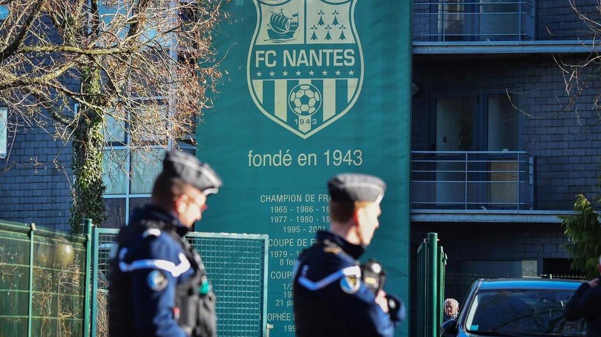 Los gendarmes franceses hacen guardia en la entrada del centro de entrenamiento FC Nantes de la Joneliere en La Chapelle-sur-Erdre, en las afueras de Nantes, el 22 de enero de 2019.