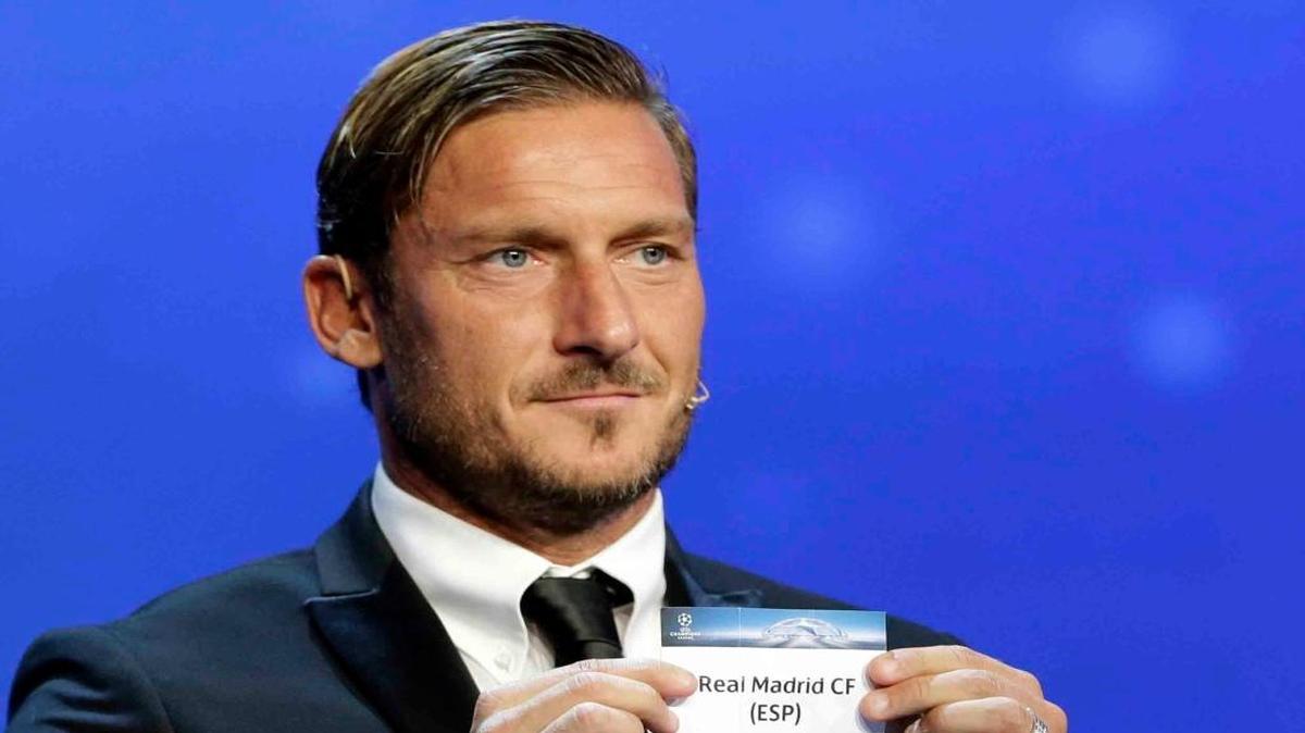 El legendario Francesco Totti muestra el nombre de Real Madrid, en el sorteo de la Liga de Campeones, el jueves en Mónaco.