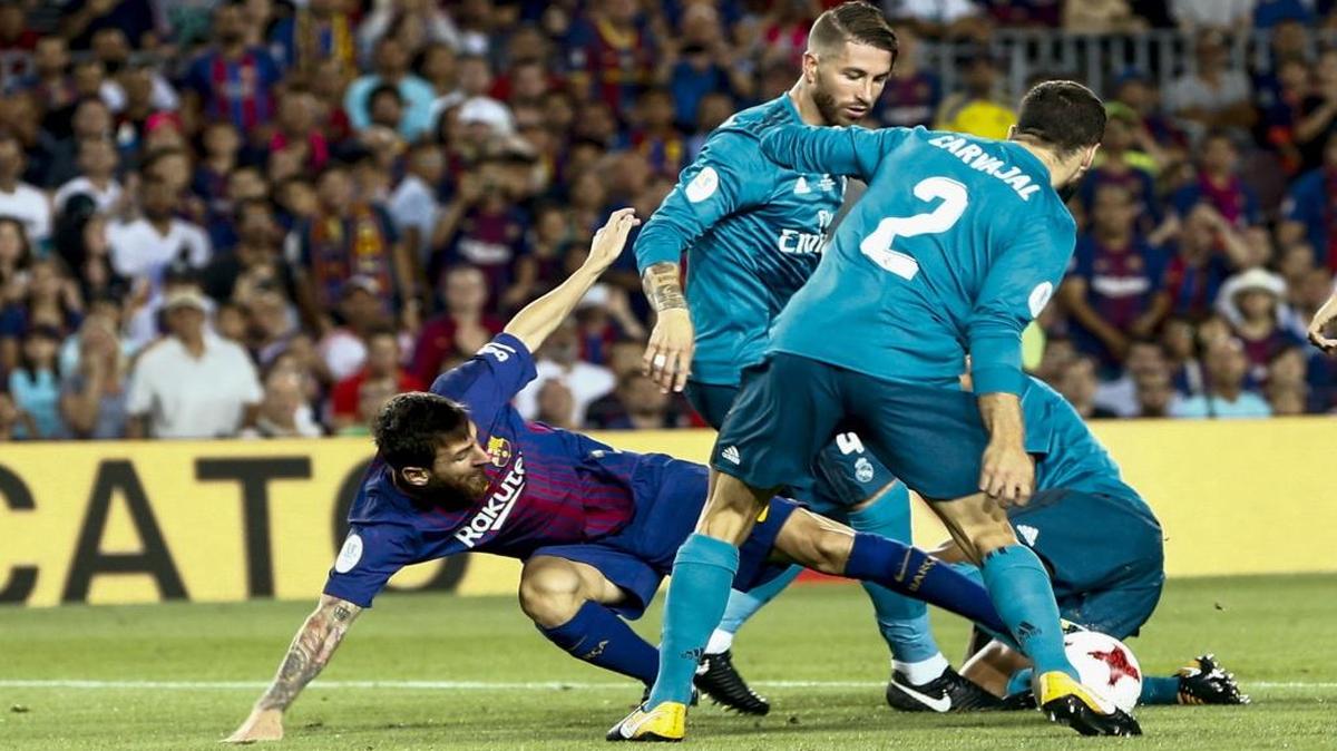 El argentino del Barcelona Leo Messi (izq.) lucha el balón con Sergio Ramos (c), Carvajal (2) y Raphael Varane, del Real Madrid, durante el partido de ida de la Supercopa de España el domingo en el estadio del Camp Nou.