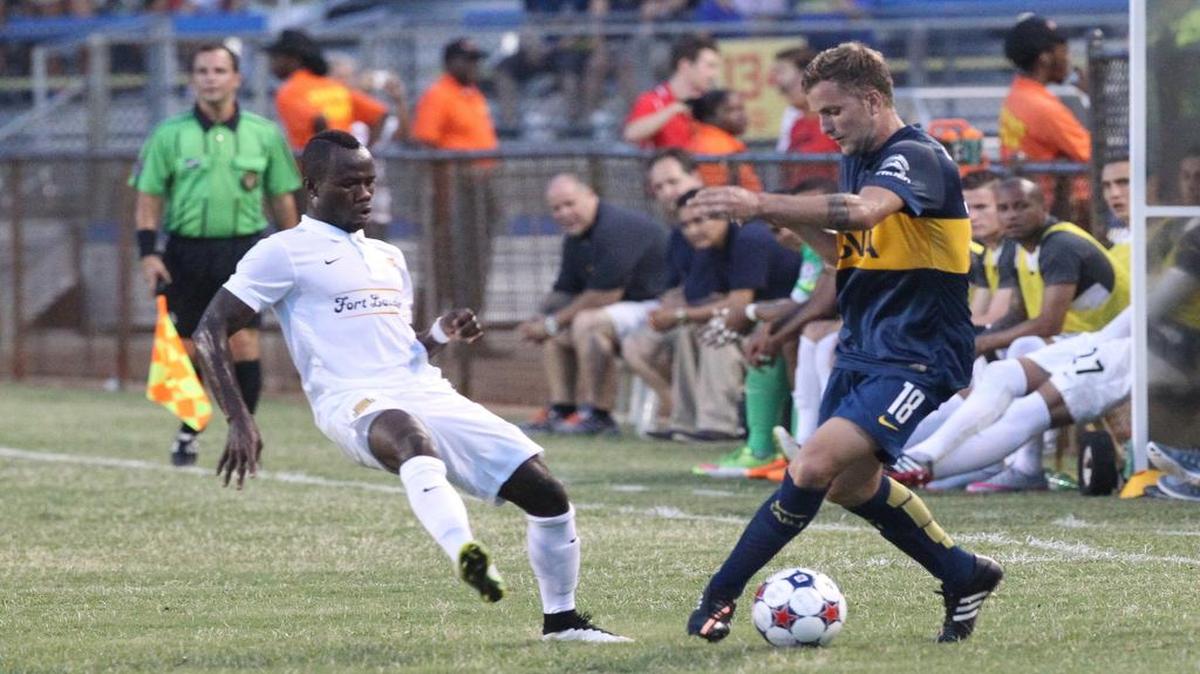 
El jugador de Boca Nicolás Colazo (der.) trata de burlar la marca de Evans Frimpong, de los Strikers, el miércoles en Fort Lauderdale.
