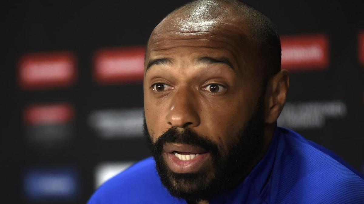 En esta fotografía de archivo del martes 18 de febrero de 2020, el entrenador en jefe del Montreal Impact, Thierry Henry, habla durante una conferencia de prensa en San José, Costa Rica. Henry anunció el viernes 26 de marzo de 2021 que abandonará las redes sociales para protestar contra el abuso racial en línea y el acoso que, según él, no está regulado. El ex grande de Francia dice que las empresas de redes sociales no han hecho lo suficiente para detener el comportamiento abusivo, que se dirige regularmente a los atletas negros.