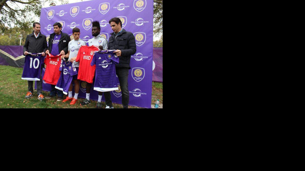 
Directivos del Benfica de Portugal y Orlando City en una reunión de entendimiuento, el sábado en Orlando, Florida.
