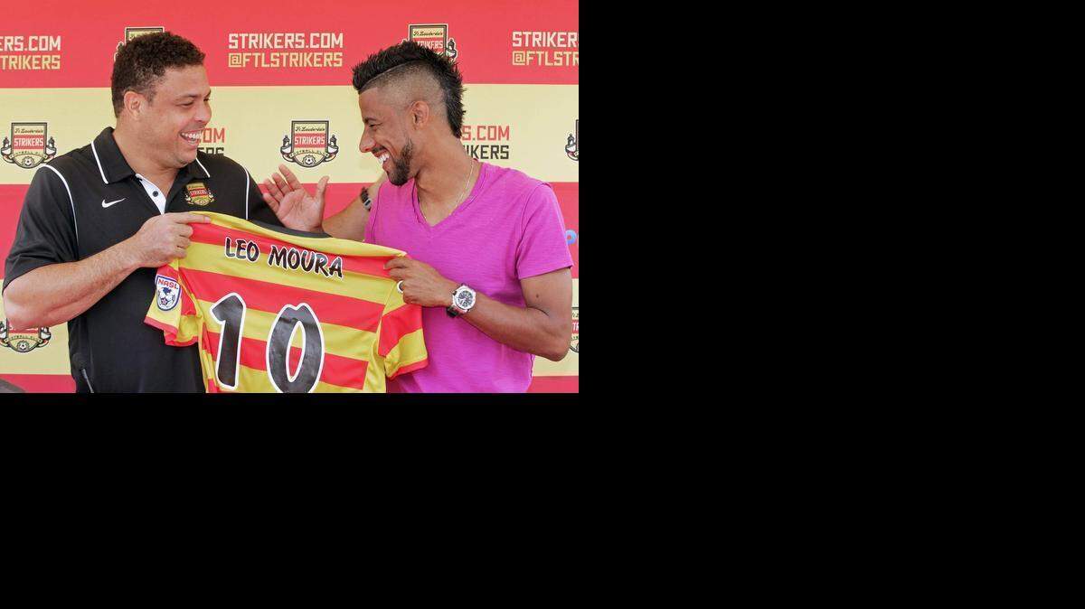 
Ronaldo y Leo Moura con la nueva camiseta de los Strikers, en el Lockhart Stadium en Fort Lauderdale , el viernes 3 de abril del 2015.
