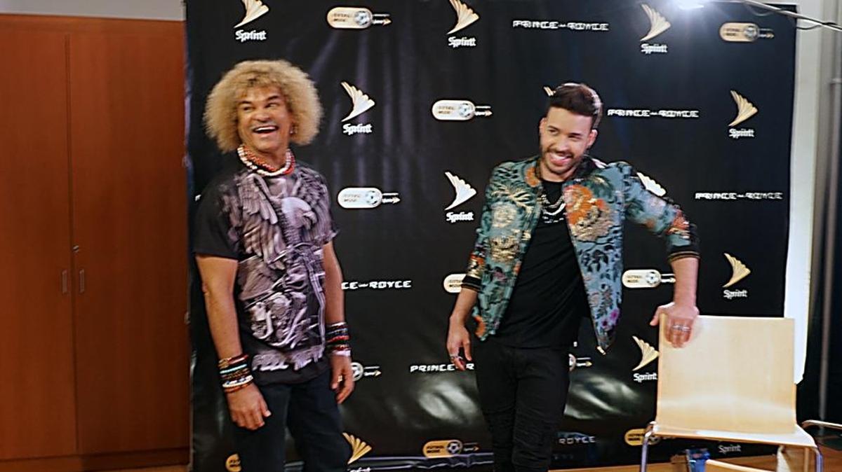 Carlos El Pibe Valderrama (izq.) estuvo en Miami para el lanzamiento de una campaña promocional de la compañía telefónica Sprint con motivo del Mundial de Rusia 2018. El ídolo colombiano grabó junto con el artista urbano Prince Royce el himno "90 Minutos".