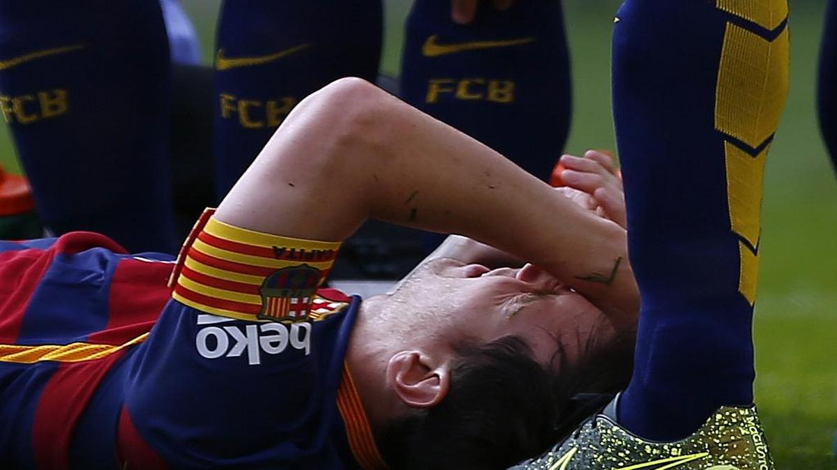 
Lionel Messi sufrió la rotura del ligamento colateral de la rodilla izquierda durante el partido donde el Barça derrotó 2-1 a Las Palmas, el 26 de septiembre del 2015.
