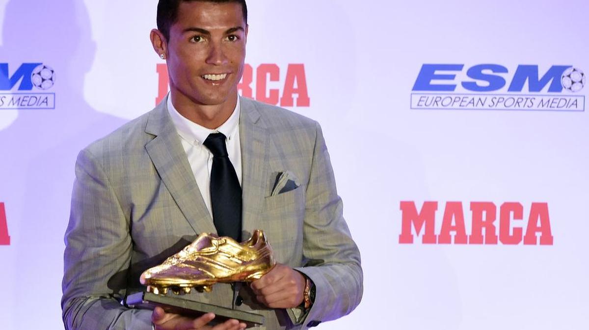 
El delantero portugués del Real Madrid Cristiano Ronaldo ha recibido hoy en un céntrico hotel de la capital su cuarta Bota de Oro que le acredita como máximo goleador de la temporada 2014/15 y que le convierte en el jugador que más veces ha logrado este galardón, aunque, ambicioso, ha asegurado que quiere hacerse con la quinta o la sexta si es posible. 
