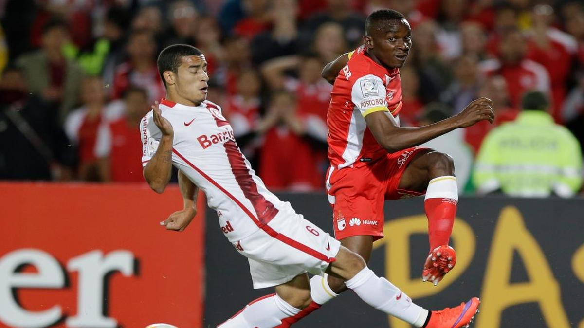 
Dairon Mosquera (der), autor del gol de Independiente de Santa Fe, tira a puerta en partido ante Inter. 
