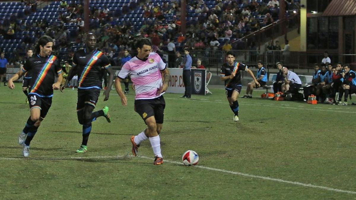 Amauri, de los Strikers, controla el balón contra el Rayo Oklahoma City, la noche del sábado 22 de octubre en el Central Broward Stadium, en Lauderhill, Florida.