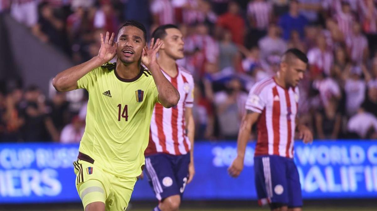 El jugador de Venezuela Yangel Herrera celebra tras anotar un gol ante Paraguay, en el partido de las eliminatorias mundialistas, el 10 de octubre del 2017 en Asunción
