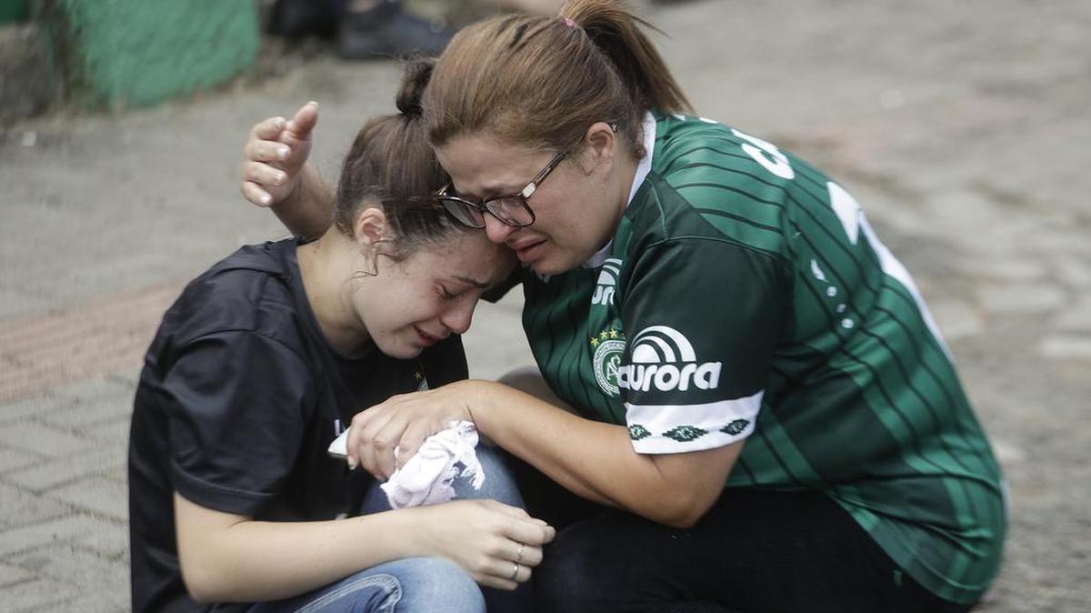 Fanáticos del club de fútbol brasileño Chapecoense lamentan la tragedia.