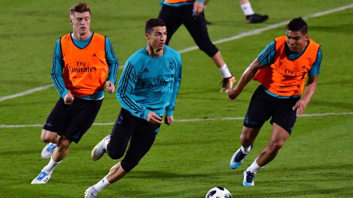 Cristiano Ronaldo (centro) lleva el balón en una práctica del Real Madrid el 11 de diciembre de 2017 en Abu Dabi. Emiratos Árabes Unidos. A su lado Toni Kroos (izq.) y Casemiro.