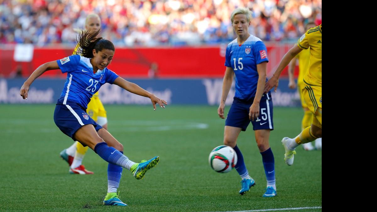 
La jugadora de Estados Unidos Christen Press (izq.) patea el balón en el segundo tiempo del partido contra Suecia, el 12 de junio en Winnipeg, Canadá.
