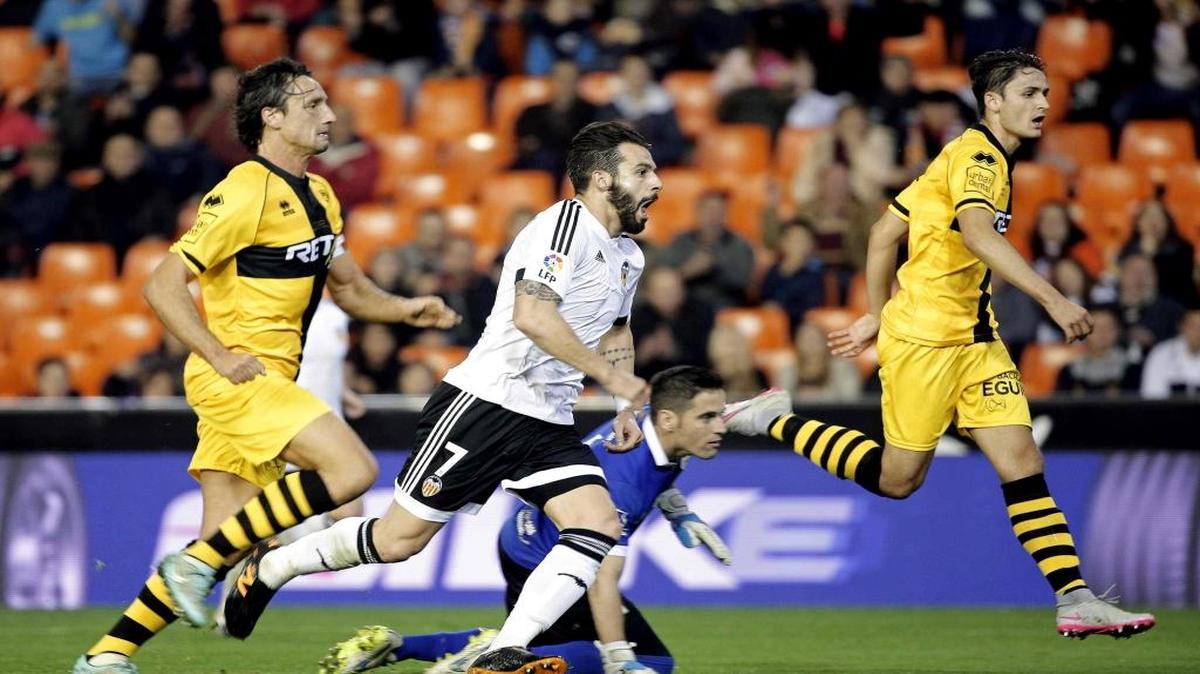 El ariete del Valencia CF, Álvaro Negredo (centro), marca el segundo gol ante el Barakaldo CF.