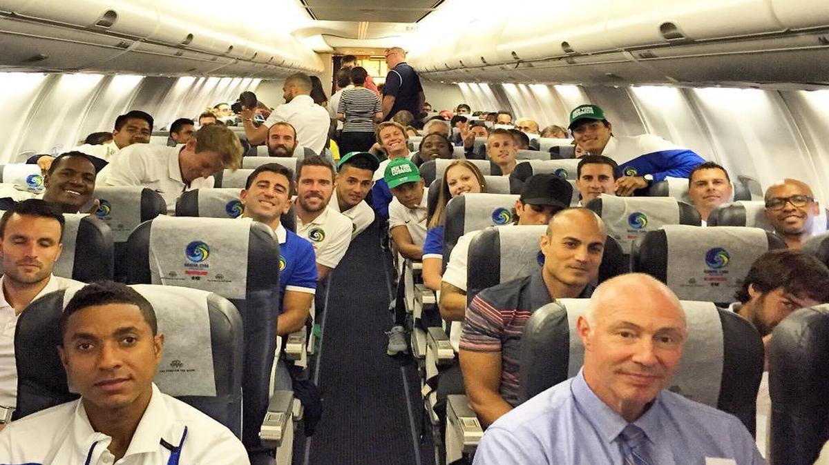 
Los jugadores del equipo Cosmos posan en el avión que los condujo a La Habana para el partido amistoso del martes ante la selección de la isla.
