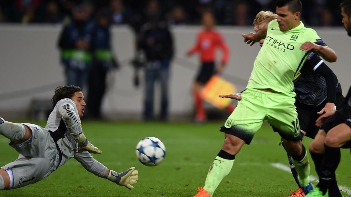 
El argentino Sergio Agüero, autor del gol del Triunfo del Manchester City, remata a puerta ante el portero del Moenchengladbach Yann Sommer.
