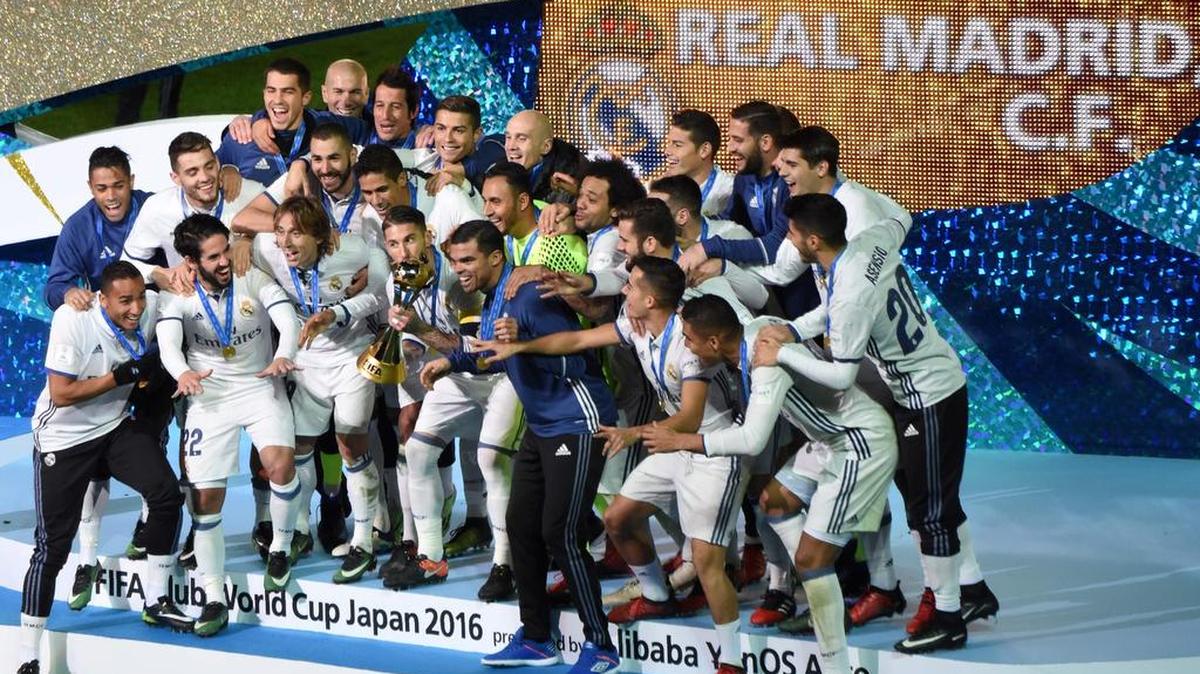 Los jugadores del Real Madrid fertejan el domingo la obtención del Mundial de Clubes tras vencer al Kashima Antlers en Yokohama, Japón, el 18 de diciembre del 2016.