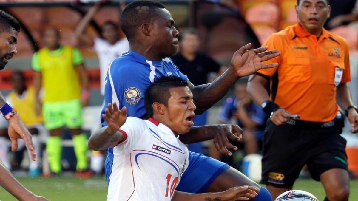 Darwin Pinzón (10), de Panamá, choca con Luis Fernando Copete, de Nicaragua, luego que Pinzón fallara un penal en el segundo tiempo del partido por la Copa Centroamericana, el 10 de septiembre del 2014, en Houston.