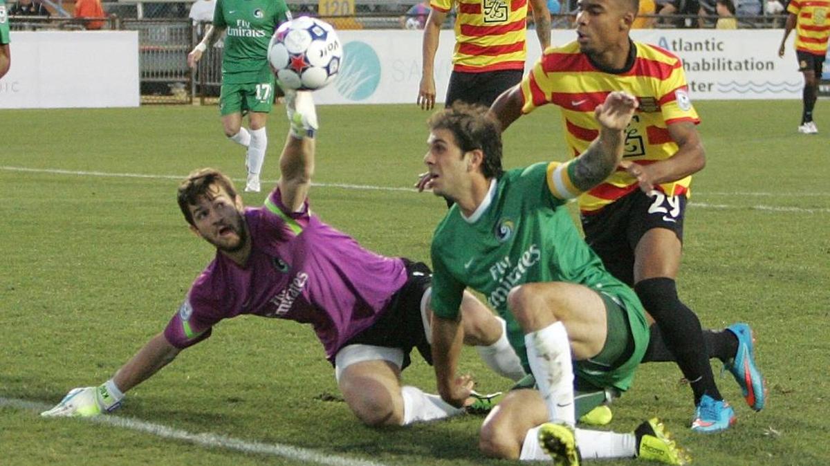 Stefano Pinho (29), de los Strikers, crea peligro en el partido contra el Cosmos de Nueva York, el sábado 4 de abril del 2015 en el Lockhart Stadium de Fort Lauderdale