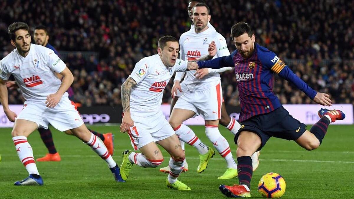 Lionel Messi (der.) anotó su gol 400 en la liga española en el partido ante el Eibar, el domingo 13 de enero de 2019 en el estadio Camp Nou de Barcelona.